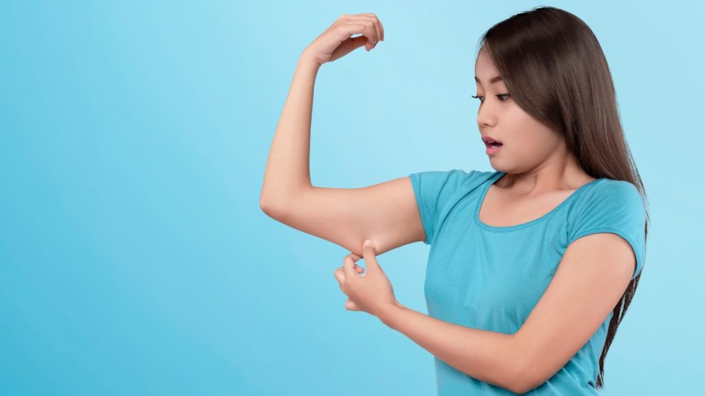 二の腕を気にしている女性