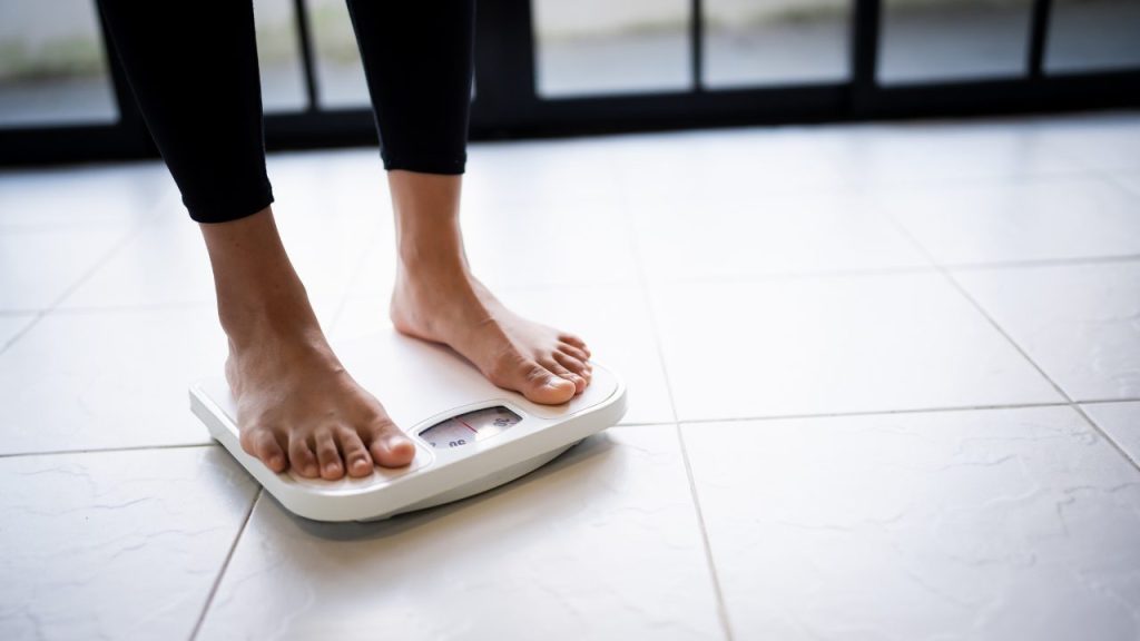 体重計に乗っている女性