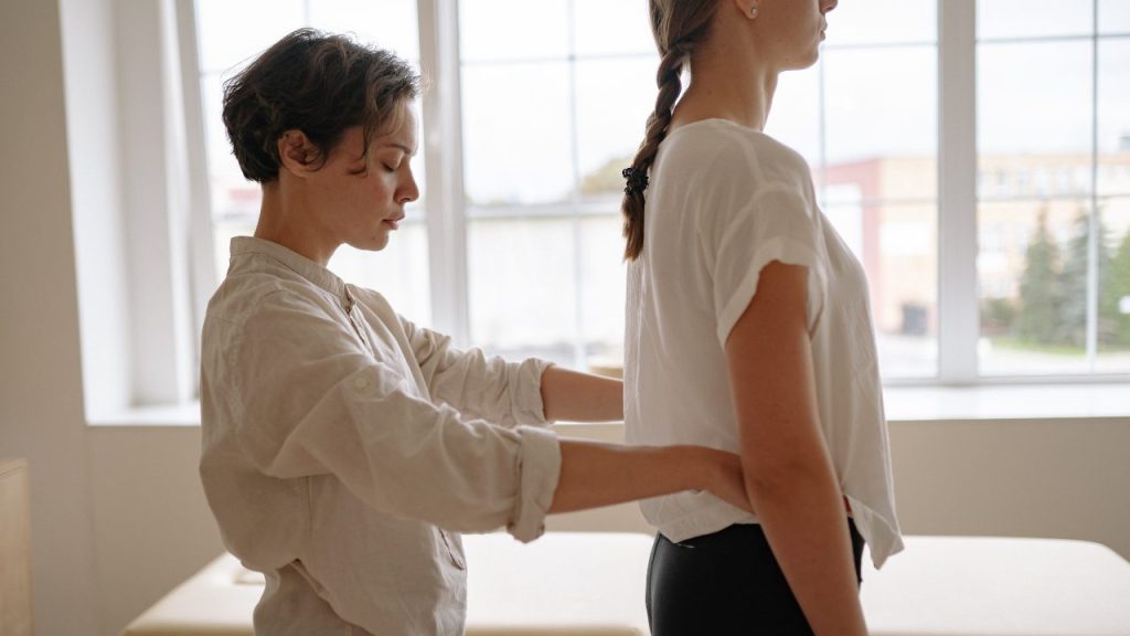 姿勢を正している女性