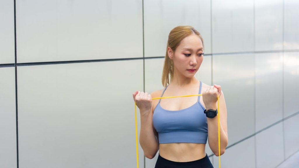 チューブでトレーニングしている女性