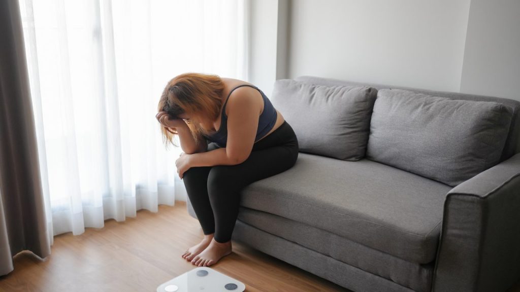 体重の数値に悩んでいる女性