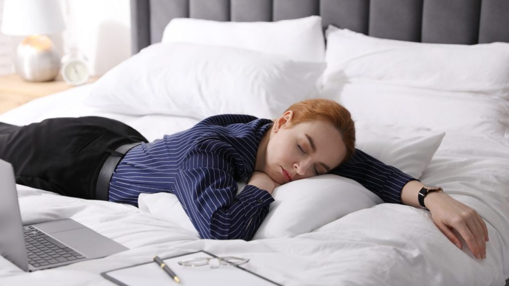 寝落ちしている女性