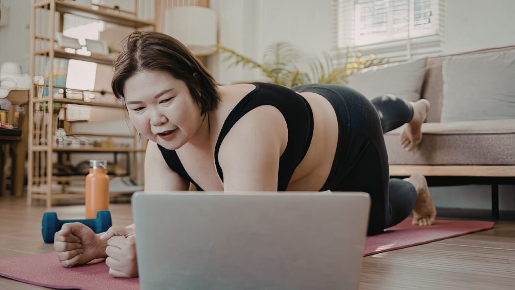 自宅でトレーニングしている女性