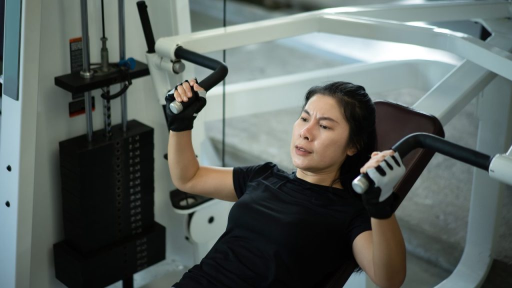 ラットプルダウンをしている女性