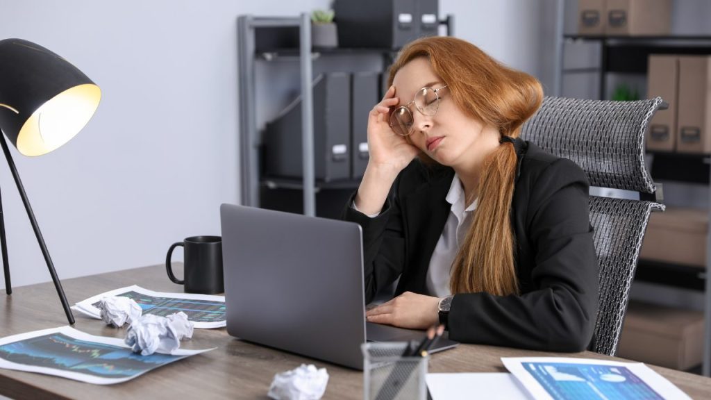 作業してながら寝落ちしている女性