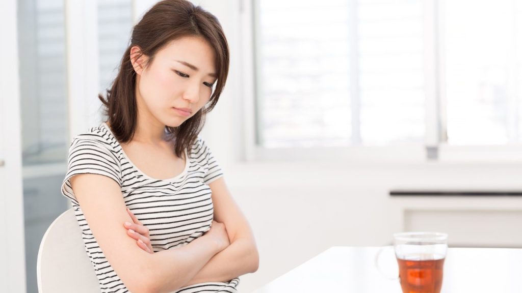 考えている女性